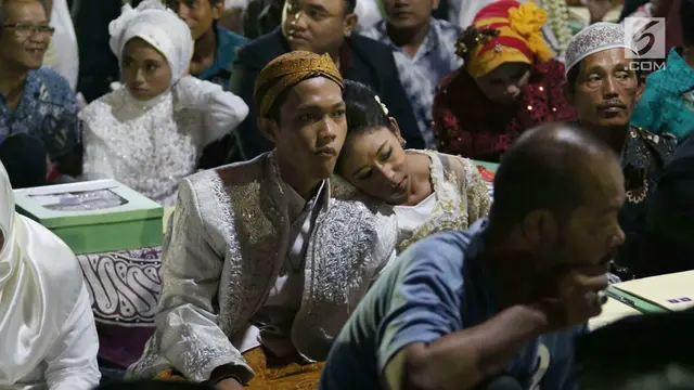 FOTO: Senyum Bahagia Pasangan Nikah Massal di Malam Tahun Baru