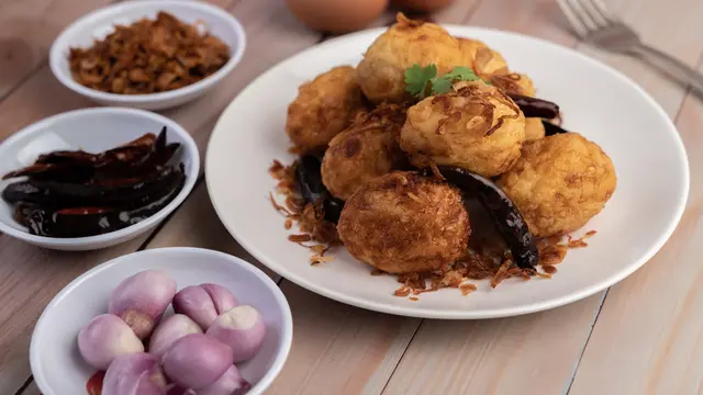 Telur balado dengan isi ayam suwir