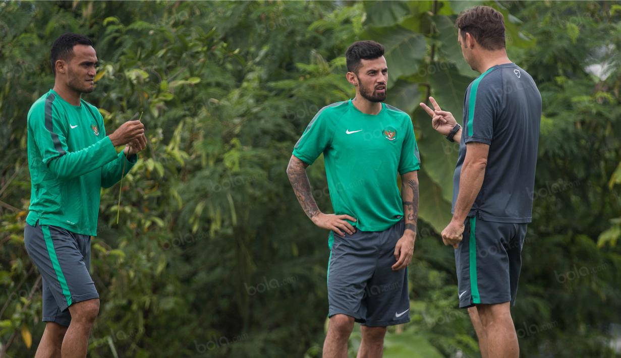 Gelandang Timnas Indonesia, Stefano Lilipaly, mendengarkan instruksi saat berlatih di halaman Hotel Lor In, Jawa Barat, Sabtu (3/12/2016). Latihan ini dipimpin oleh assisten pelatih Timnas Indonesia, Wolfgang Pikal. (Bola.com/Vitalis Yogi Trisna)