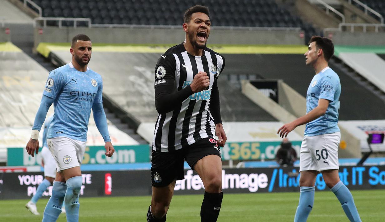 Striker Newcastle United, Joelinton melakukan selebrasi usai mencetak gol penyeimbang 2-2 ke gawang Manchester City lewat eksekusi penalti dalam laga lanjutan Liga Inggris 2020/2021 pekan ke-36 di St James' Park, Jumat (14/5/2021). Newcastle kalah 3-4 dari Manchester City. (AFP/Scott Heppell/Pool)