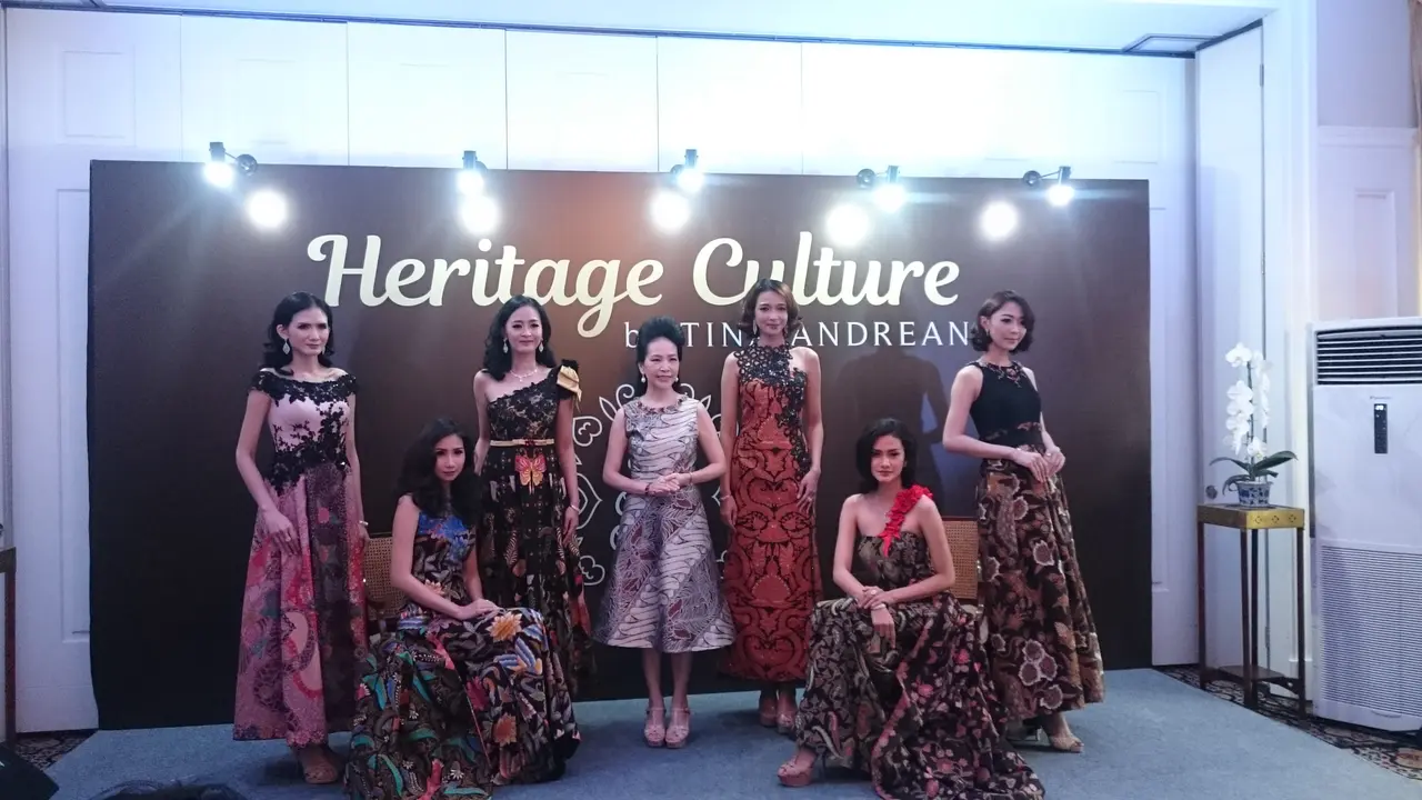 Tampil Anggun dengan Batik Tulis Modern dari Tina Andrean