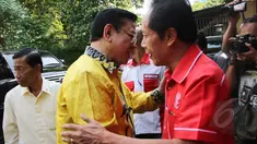 Ketua Umum Partai Golkar Agung Laksono (kiri) menyalami Ketum PKP Indonesia Sutiyoso saat kunjungan pengurus Partai Golkar baru di kantor DPP PKPI, Jakarta, Rabu (18/3/2015). (Liputan6.com/Helmi Afandi)