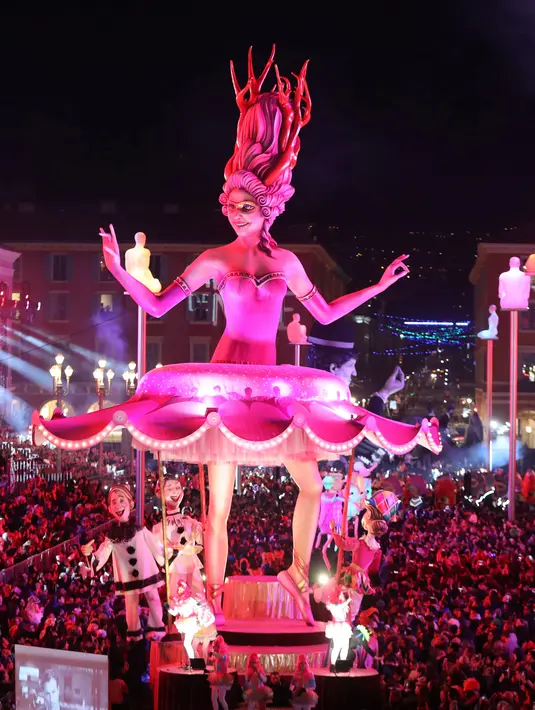 Kendaraan hias membawa patung raksasa berbentuk Ratu saat diarak pada parade karnaval Nice ke-135 di Nice, Prancis (16/2). (Valery Hache/AFP)