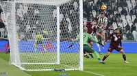Penyerang Juventus Matthijs de Ligt (kanan atas) mencetak gol ke gawang Torino dalam pekan 26 Serie A Liga Italia di Allianz Stadium, Sabtu (19/2/2022) dinihari WIB. Juventus ditahan imbang Torino 1-1. (Spada/LaPresse via AP)
