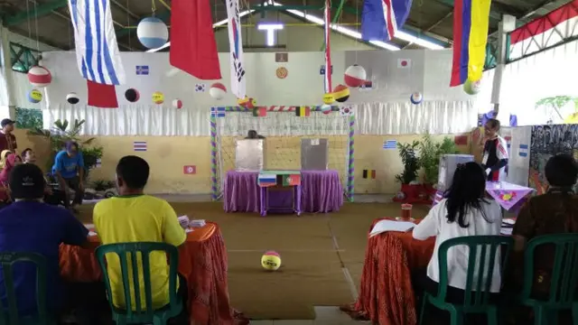 Dalam perhelatan Pilkada kali ini terlihat pemandangan unik di sejumlah Tempat Pemungutan Suara (TPS).