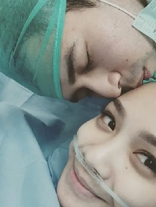 Anak pertama Raffi Ahmad dan Nagita Slavina lahir dalam kondisi sehat dengan berat 3,58 kg, dan panjang 51 cm diberi nama Raffatar Malik Ahmad.  (via instagram/@raffinagita1717)