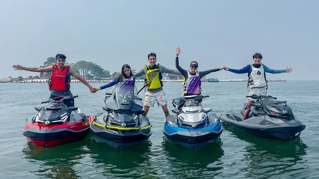 Potret Liburan Keluarga Darius Sinathrya ke Pulau Bidadari, Seru Main Jet Ski