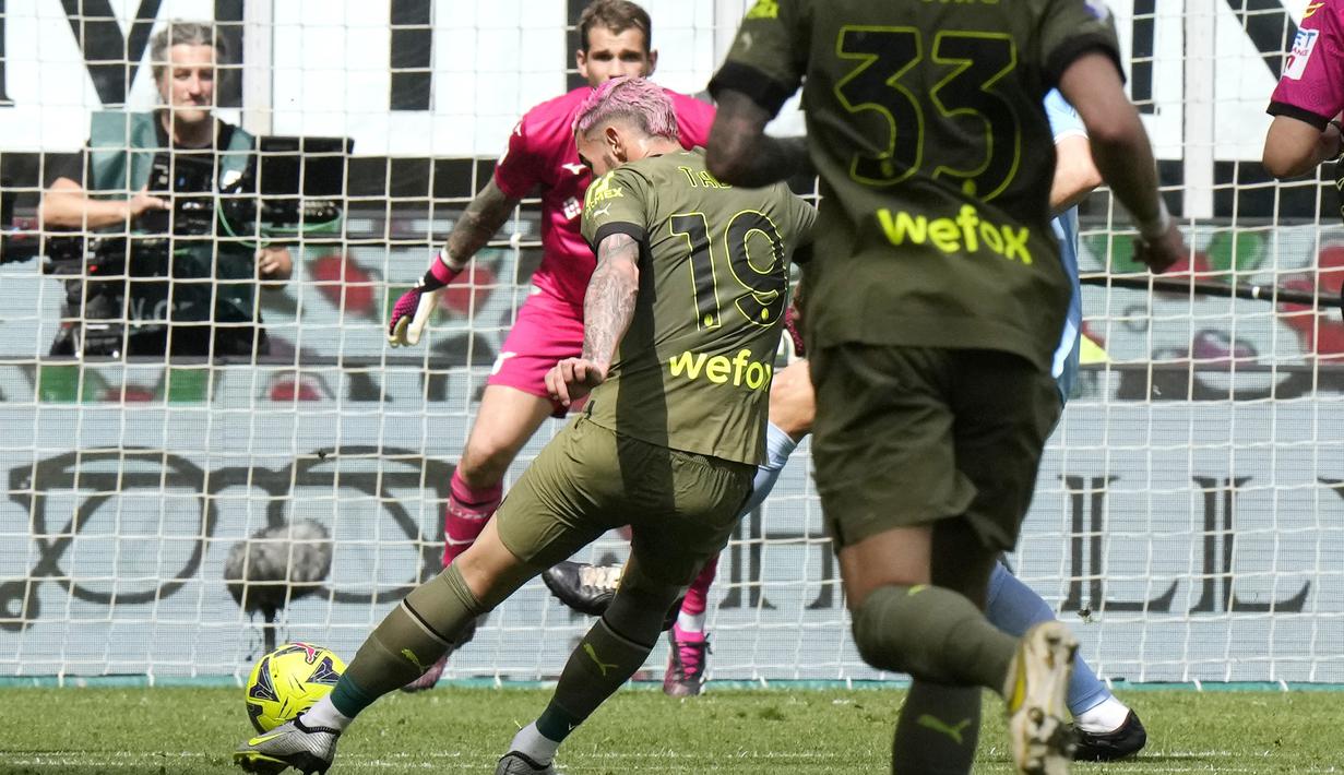 Pemain AC Milan, Theo Hernandez (tengah), menendang bola ke gawang Lazio yang membuahkan gol kedua bagi timnya dalam pertandingan lanjutan pekan ke-34 Serie A Liga Italia 2022/2023, Sabtu (6/5/2023) malam WIB. (AP Photo/Luca Bruno)