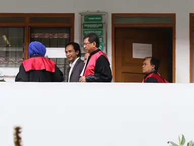 Piyu padi berbincang usai menjalani sidang lanjutan perceraian dengan Florina Limasnax di Pengadilan Negeri Jakarta Selatan, Kamis (19/11). Seperti diketahui, Piyu digugat cerai Flo ke PN Jaksel pada 23 September 2015. (Liputan6.com/Herman Zakharia)