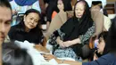 Suasana duka di kediaman Adnan Buyung Nasution di kawasan Lebak Bulus, Jakarta, Rabu (23/9/2015). Adnan meninggal pada pukul 10.14 WIB di RSPI. (Liputan6.com/Helmi Afandi)