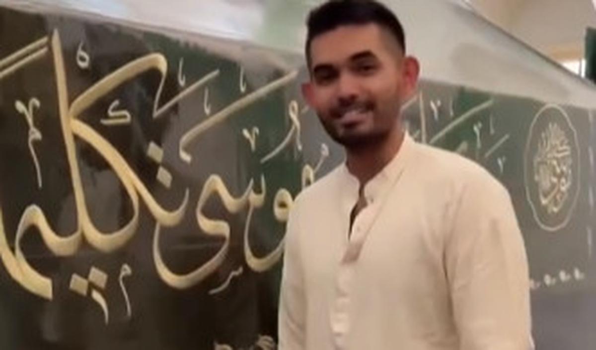 Meski selalu terkunci, namun dalam waktu-waktu tertentu, para peziarah juga diperkenankan untuk mendekat dan berdoa.