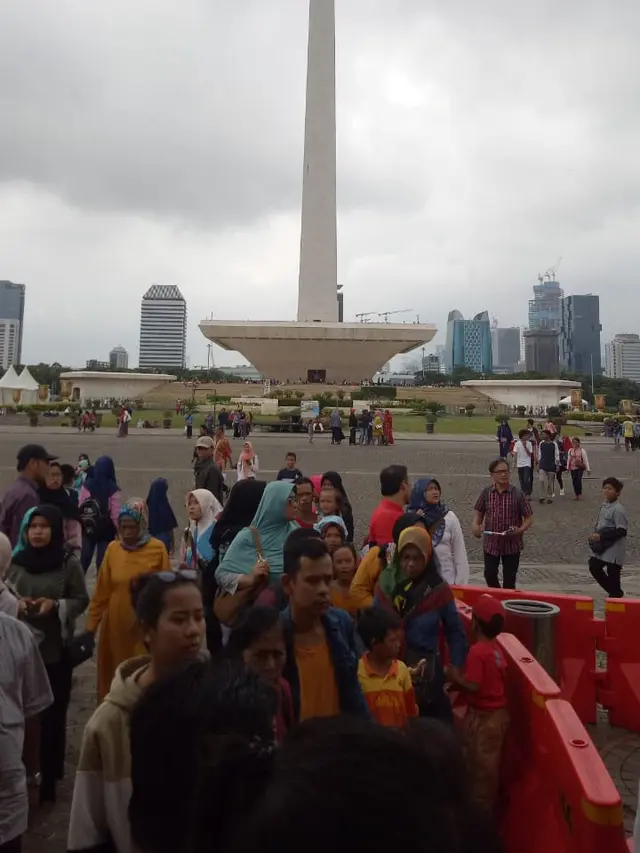 Antrean pengunjung untuk dapat masuk ke Tugu Monas.