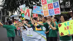 Sejumlah warga melakukan kampanye tentang perdamaian dunia saat car free day di kawasan Bunderan HI, Jakarta, Minggu (27/5). (Liputan6.com/Faizal Fanani)