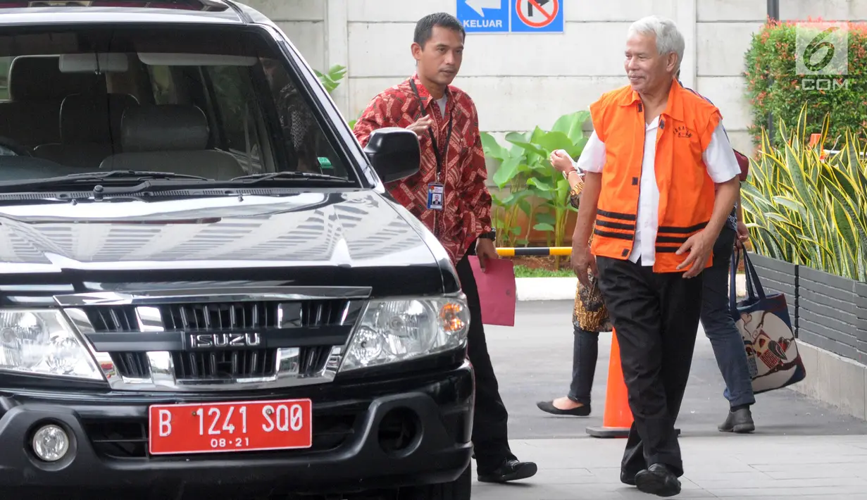 Direktur Utama PT Mawatindo Road Construction, Hobby Siregar dikawal petugas bersiap menjalani pemeriksaan oleh penyidik di gedung KPK, Jakarta, Jumat (21/12). Hobby Siregar diperiksa sebagai tersangka. (Merdeka.com/Dwi Narwoko)
