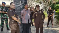 Undang Mugopal, Direktur Upaya Hukum Luar Biasa Eksekusi dan Eksaminasi Pada Jaksa Agung Muda Bidang Tindal Pindana Khusus Kejaksaan Agung RI saat Meninjau Lokasi Aset Benney Tjokrosaputro di Sukoharjo (Dewi Divianta/Liputan6.com)