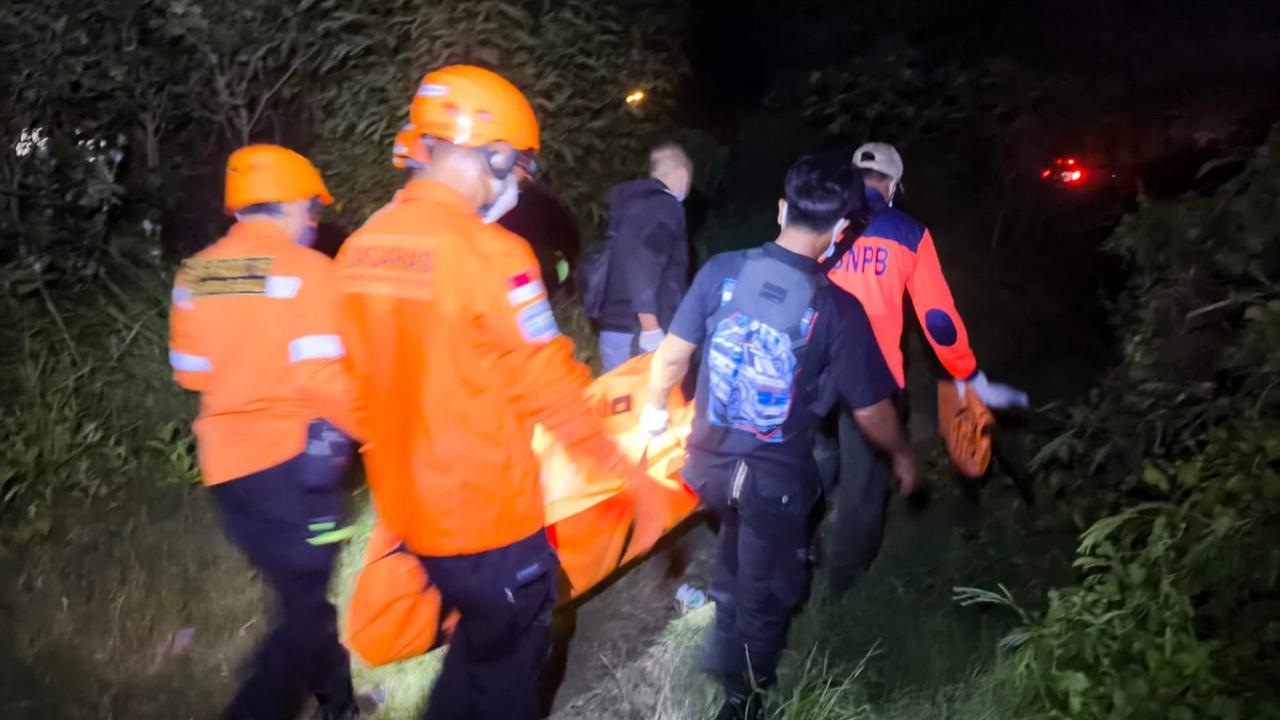 Seorang Pria Ditemukan Tewas Membusuk dan Tergantung di Pohon, Lehernya Nyaris Terlepas dari Badan