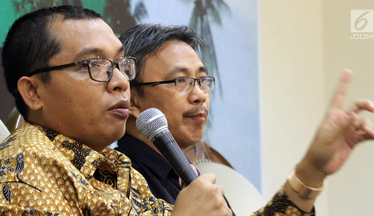 Anggota Baleg DPR Fraksi PPP Achmad Baidowi (kiri) bersama mantan Kepala Humas PGI Jeirry Sumampow saat diskusi bertajuk “RUU Pesantren dan Pendidikan Keagamaan” di Kompleks Parlemen, Jakarta, Selasa (30/10). (Liputan6.com/JohanTallo)