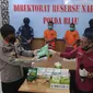 Direktur Reserse Narkoba Polda Riau Komisaris Besar Suhirman memperlihatkan barang bukti sabu yang dibawa dua tersangka dari Pulau Rupat. (Liputan6.com/M Syukur)