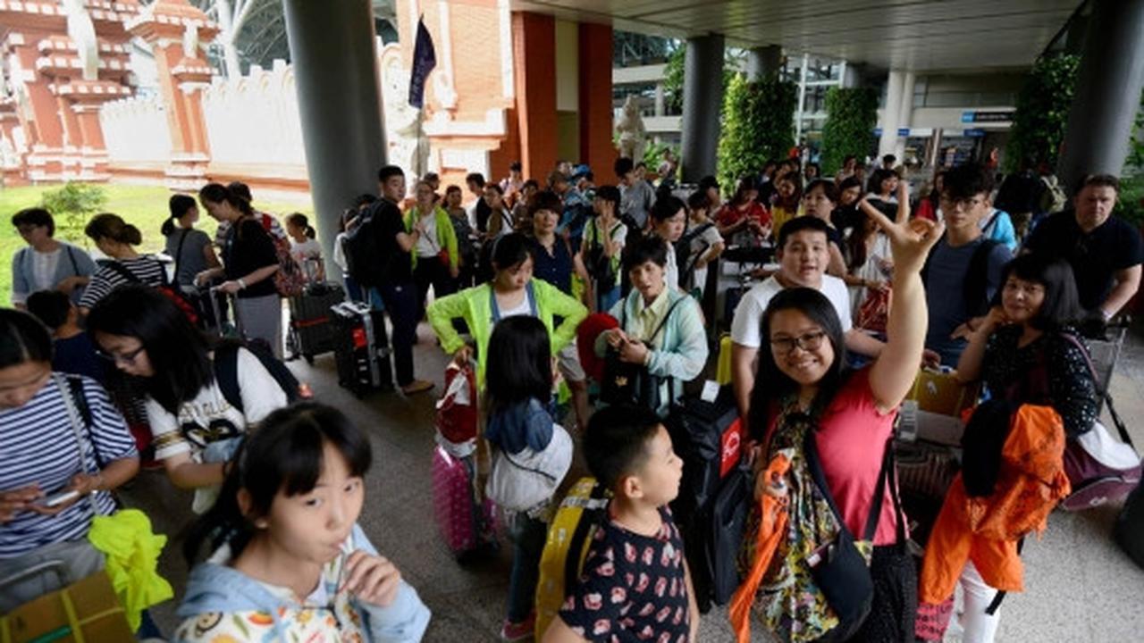 Wajah resah ribuan wisatawan terlantar di Bandara Ngurah Rai