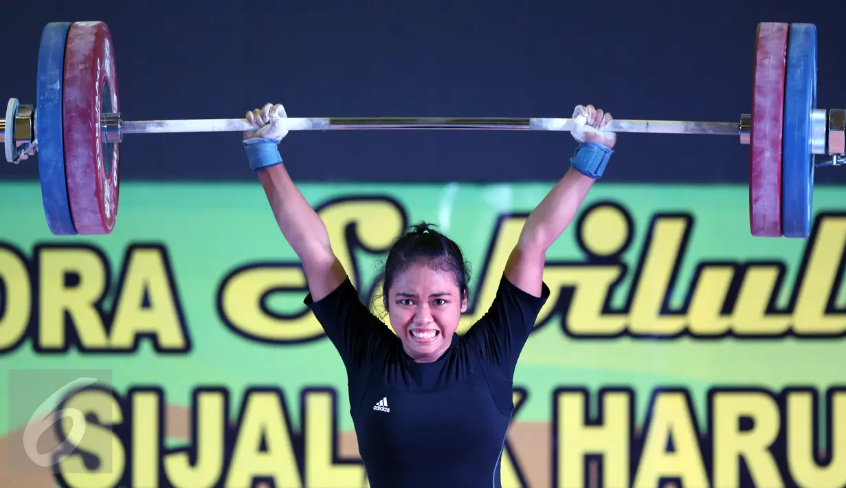 Lifter Jatim, Acchedya Jagaddhita melakukan angkatan clean and jerk kelas 58kg PON XIX Jabar di Gymnasium Si Jalak Harupat, Kab Bandung, Rabu (21/9). Acchedya meraih emas dengan total angkatan 201kg. (Liputan6.com/Helmi Fithriansyah)