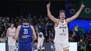 Pemain Timnas Basket Jerman, Franz Wagner (kanan), melakukan selebrasi setelah timnya mengalahkan Serbia dalam pertandingan final Piala Dunia FIBA 2023 yang berlangsung di Mall of Asia Arena, Pasay, Filipina, Minggu (10/9/2023) malam WIB. (AP Photo/Michael Conroy)