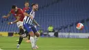 Gelandang Manchester United, Bruno Fernandes, melepaskan tembakan ke gawang Brighton pada laga Premier League pekan ke-32 di Stadion Falmer, Rabu (1/7/2020) dini hari WIB. Manchester United menang 3-0 atas Brighton. (AFP/Mike Hewitt/pool)