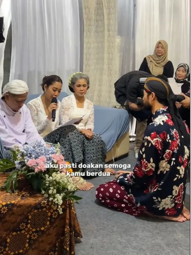 6 Potret Widi Vierratale di Siraman Jelang Nikah Sang Adik, Pakai Kebaya Putih