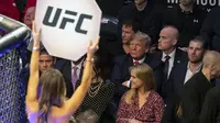 President AS Donald Trump menyaksikan UFC 244 di Madison Square Garden, Sabtu (2/11/2019) atau Minggu WIB. (AP Photo/ Evan Vucci)