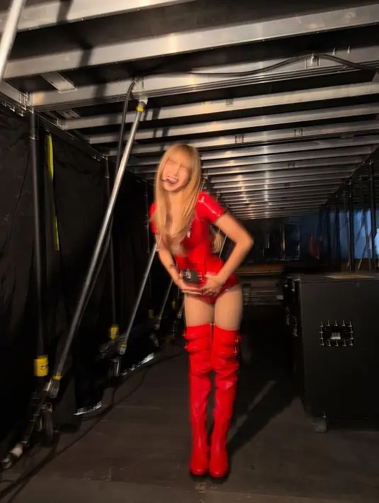 Meski pada panggung ini ia tampil tanpa jaket structured biker yang merupakan bagian dari set, daya tariknya tetap tak terbantahkan. Sepasang over-the-knee patent boots merah menjadi pelengkap sempurna, memperpanjang proporsi kaki sekaligus menegaskan kesan powerful performer.  [@ferraristyle].