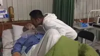 Selama H. Rosyid berada  di rumah sakit, Irfan pun beberapa kali mengunggah beberapa foto kebersamaannya. Bahkan, ada satu video yang memperlihatkan Irfan sedang mengecup sang ayah. (Instagram/irfanhakim75)