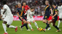 Pemain Real Madrid, Luka Modric berusaha melewati penjagaan sejumlah pemain Girona dalam laga lanjutan Liga Spanyol 2024/2025 di Stadion Santiago Bernabeu, Madrid, Minggu (24/02/2025) waktu setempat. (AP Photo/Manu Fernandez)