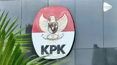 Menteri Dalam Negeri Tjahjo Kumolo mendatangi gedung KPK. Ia datang terkait dengan banyaknya kepala daerah yang terjerat kasus korupsi.