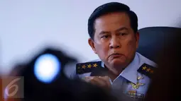 Wakasau Marsekal Madya TNI Hadiyan Sumintaatmadja menjelaskan kronologi jatuhnya pesawat Hercules TNI AU di Wamena, di Lanud Halim Perdanakusuma, Minggu (18/12). Hadiyan memastikan seluruh kru dan penumpang pesawat itu tewas. (Liputan6.com/Johan Tallo)