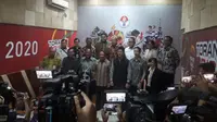 Menpora RI, Zainudin Amali bersama beberapa petinggi federasi olahraga di Indonesia dalam jumpa pers di kantor Kemenpora di Jakarta, Jumat (13/3). (Luthfi Febrianto)