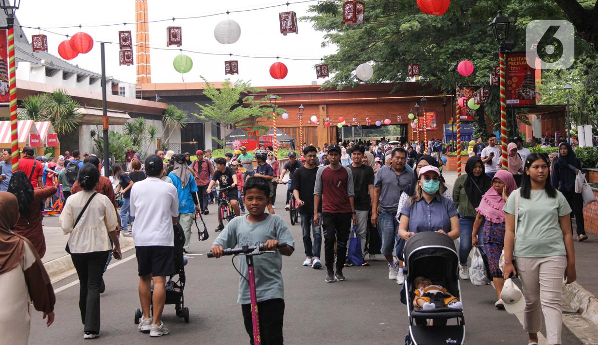 Animo masyarakat berwisata di TMII terlihat dari antrean di pintu masuk serta keramaian di berbagai wahana yang tersebar di kawasan seluas 150 hektar ini. (Magang/Liputan6.com/Muhammad Rizal)