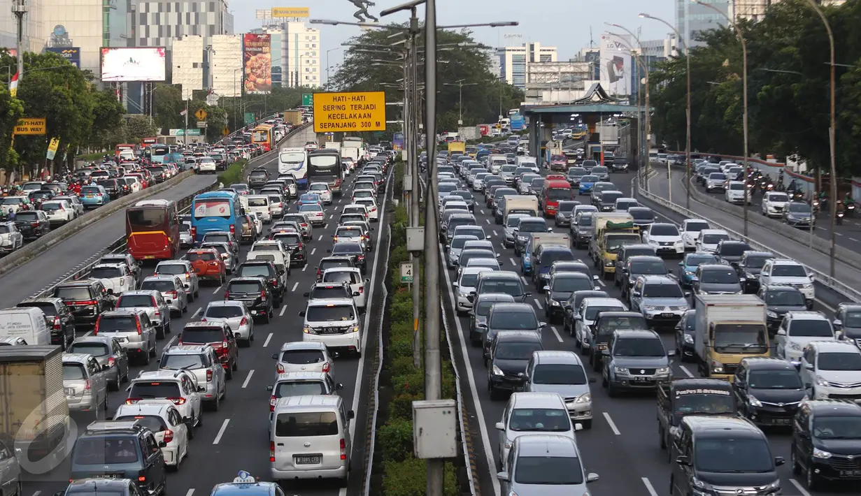 Kendaraan terjebak kemacetan saat melintas di tol dalam kota Jakarta, Jumat (23/12). Jelang akhir pekan serta libur Natal, kemacetan jam pulang kerja di jalan protokol Ibu Kota menjadi semakin parah.(Liputan6.com/Immanuel Antonius)