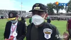 Nampak terlihat kerumunan warga di pintu masuk Stadion 10 Nopember Surabaya, Jawa Timur. Antrean panjang warga ini disebabkan karena ingin mengikuti suntik vaksinasi massal Covid-19.