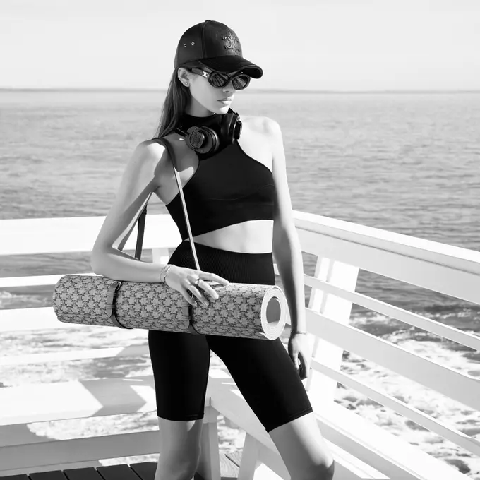 Tiru Gaya Sporty Mahal Kaia Gerber yang Hobi Pilates dengan Alat Olahraga Terbaru dari Celine