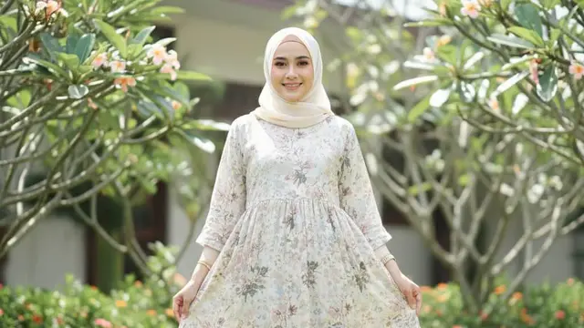 Model Gamis Batik Longgar Tampilan Syar'i