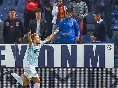 Selebrasi pemain Lazio, Ciro Immobile setelah mencetak gol kemenangan ke gawang Genoa pada lanjutan Serie A Italia di Luigi Ferraris Stadium, Genoa, (17/9/2017).  Lazio menang 3-2. (Simone Arveda/ANSA via AP)