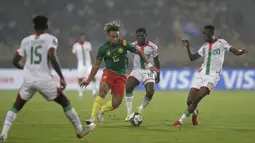 Sebagai tuan rumah, Skuat Indomitable Lions tentu tak ingin kehilangan muka lagi setelah dikalahkan Mesir di semifinal. Namun, Kamerun terlihat masih "jet lag" usai laga tersebut dan tampil kurang baik sejak awal pertandingan. (AP/Sunday Alamba)