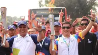 Dua petinggi Persija Jakarta, Gede Widiade dan Ferry Paulus, ikut terlibat dalam kirab obor Asian Games 2018 yang digelar di Jakarta, kamis (16/8/2018). (Media Persija)