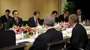 Presiden Joko Widodo berbincang hangat dengan Presiden Amerika Serikat Barack Obama saat mengadakan pertemuan bilateral di Beijing, Tiongkok, Senin (10/11/2014)(Reuters/Kevin Lamarque)