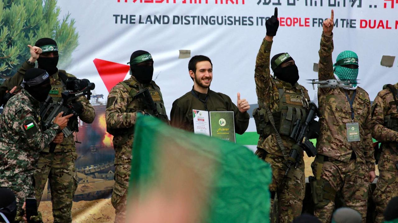 Momen Sandera Israel Cium Kening Pejuang Hamas