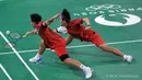 Pebulu tangkis ganda putri Indonesia, Apriyani Rahayu/Siti Fadia Silva Ramadhanti berusaha mengembalikan kok ke arah pasangan Jepang, Mayu Matsumoto/Wakana Nagahara pada laga Grup B bulu tangkis Olimpiade Paris 2024 di Porte de la Chapelle Arena, Paris, Prancis, Sabtu (27/07/2024). (Dok. NOC Indonesia/Naif Muhammad Al’as)