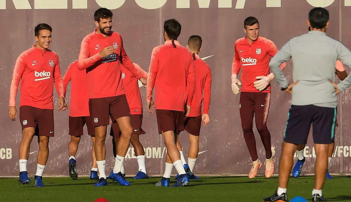 Bek Barcelona, Gerard Pique (dua kiri) dan rekan setimnya di Joan Gamper Sports Center, Sant Joan Despi, Spanyol, Selasa (23/10). Barcelona menjamu Inter Milan di Camp Nou pada Kamis (25/10) dini hari WIB. (LLUIS GENE/AFP)