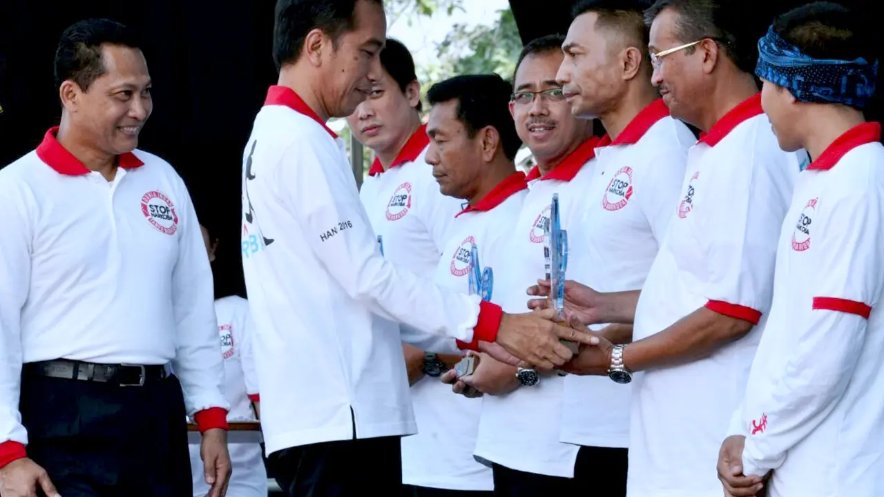 Jokowi memberi penghargaan dalam acara Peringatan Hari Anti Narkoba Internasional (HANI) 2016 