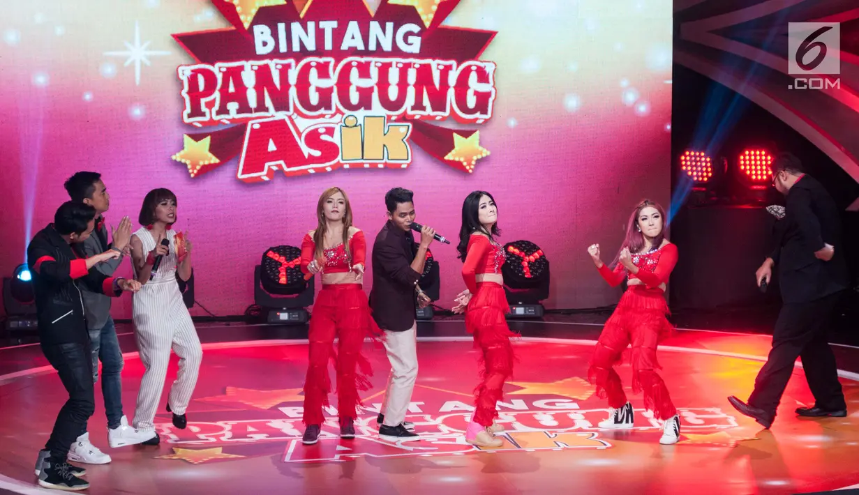 M Fatoni Belinyu tampil bersama para juri dalam Bintang Panggung Asik di Studio 1 Indosiar, Jakarta, Jumat (19/5). (Liputan6.com/Gempur M Surya)
