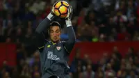 Penyerang Barcelona, Luis Suarez  berusaha merebut bola dari kiper Sevilla, Sergio Rico pada lanjutan La Liga spanyol di Stadion Sanchez Pizjuan,  Spanyol, (7/11). Barcelona menang atas Sevilla 2-1. (REUTERS/ Marcelo del Pozo)