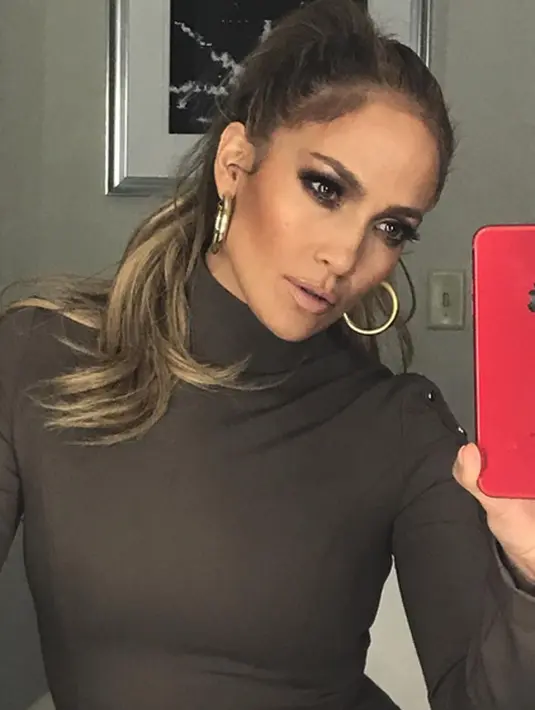 Melansir US Magazine, terdapat press release yang menginformasikan konser JLo yang bertajuk All I Have ini terpaksa ditunda, lantaran kondisi JLo yang tak kuat mendengar kabar menyedihkan ini. (Instagram/Jlo)